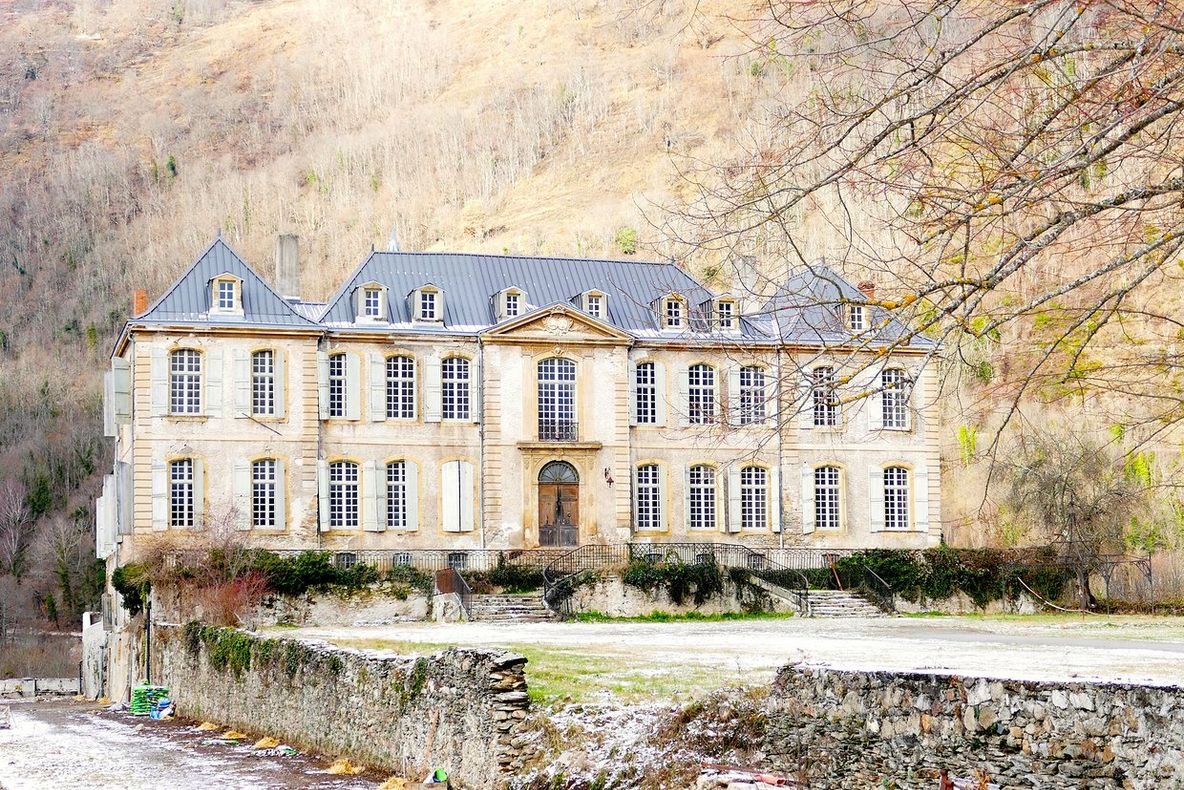 A cumpărat un castel abandonat, sub care se afla un tunel. A rămas șocat când a văzut unde duce