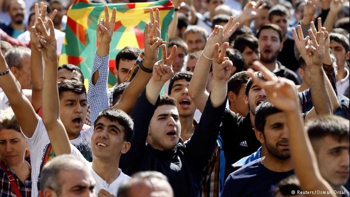 Protest de amploare în fața Consiliului Europei! Mii de kurzi scandează la Strasbourg