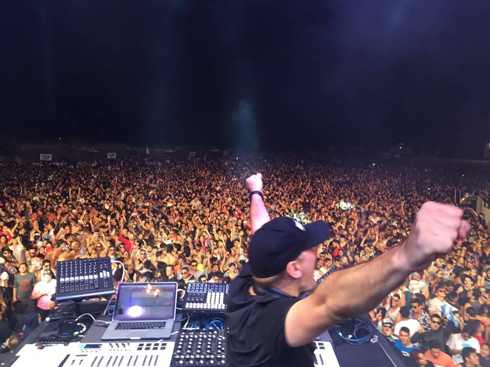 DJ faimos, în stare gravă la spital, după ce a căzut de pe scenă. Vezi momentul - VIDEO!
