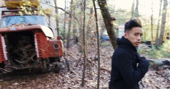 Au intrat în pădure şi au găsit mai multe maşini părăsite. E INCREDIBIL ce era în ele. S-au minunat