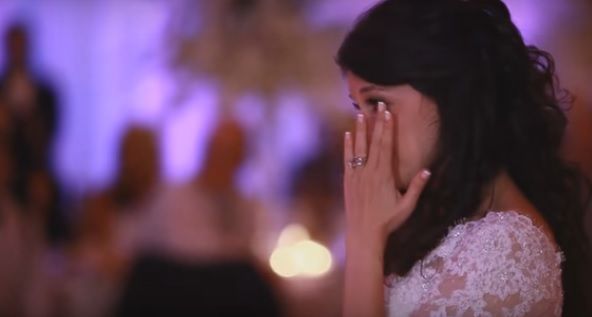 Mireasa a început să plângă la nuntă! Nu i-a venit să creadă ce i-a făcut tatăl ei la petrecere