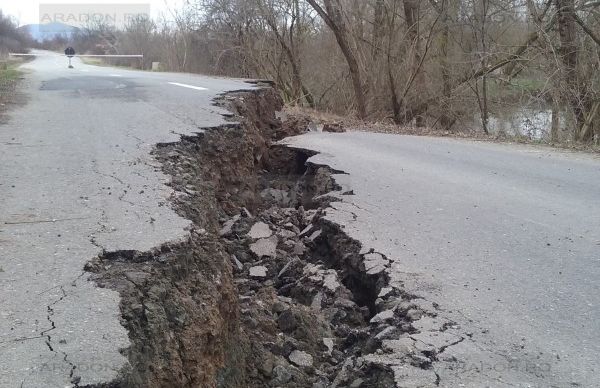 Un drum recent modernizat are gropi de 2 metri adâncime