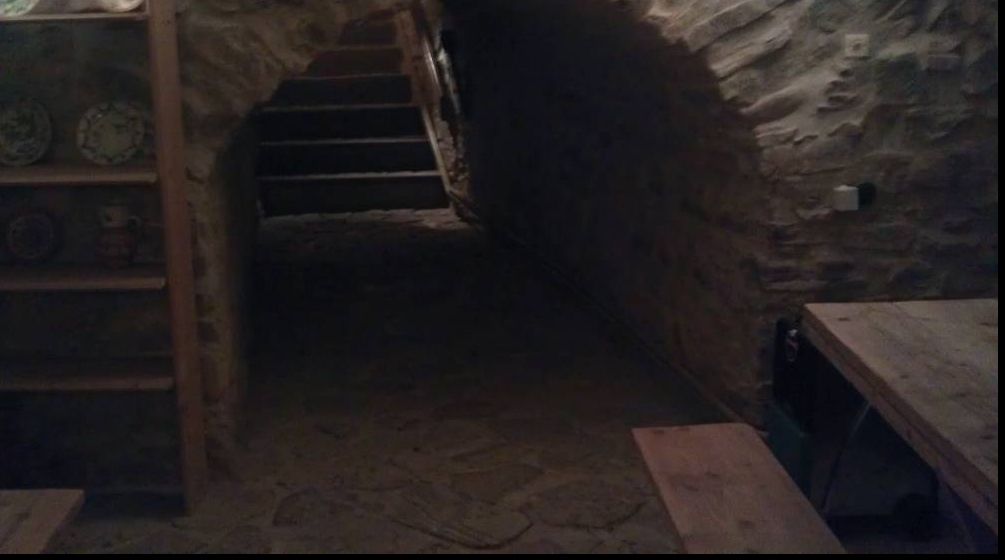 A coborât în pivnița casei. A zărit o siluetă pe întuneric și s-a îngrozit. Era plină de bandaje