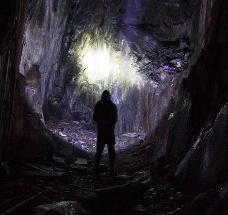 A descoperit o peșteră în pădure și a intrat cu teamă. S-a cutremurat! Ce se găsea la capătul ei