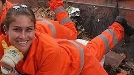 Cea mai sexy gunoieră. Când mătură străzile, toţi întorc capul după ea