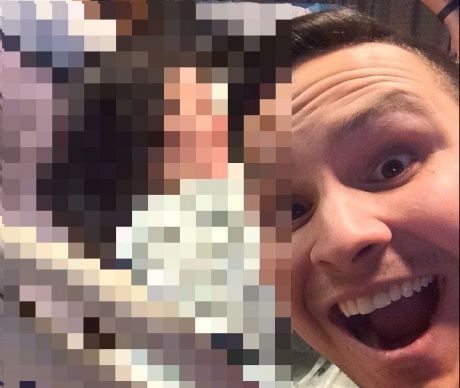 Și-a făcut un selfie în timp ce soția sa era într-o situație critică. Imaginea a ajuns virală