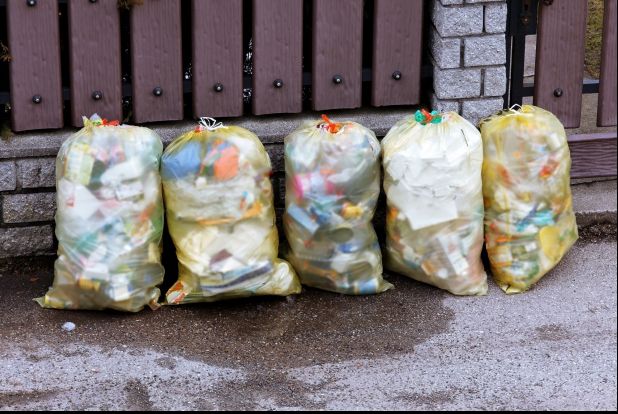 I-ai pus mereu greșit în coș. Așa trebuie să folosești, de fapt, sacii de gunoi