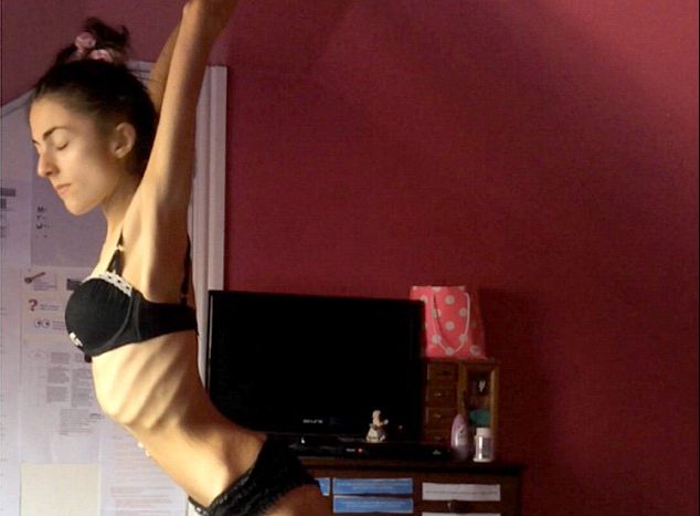 E cumplit ce a pățit o tânără anorexică după ce a sărit în brațele iubitului