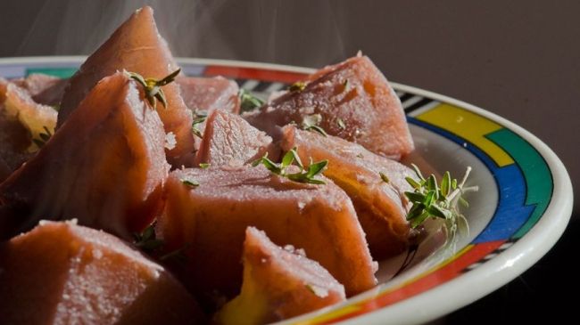 Cea mai bună garnitură: Cartofi în vin roşu. Ţi se topesc în gură!