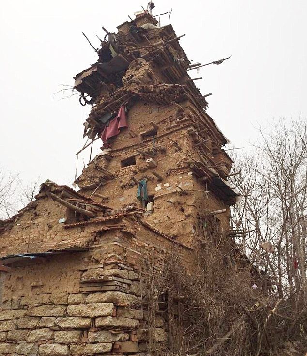 A construit din pământ și pietre un castel uimitor pentru frații lui, dar ei au murit acum 10 ani