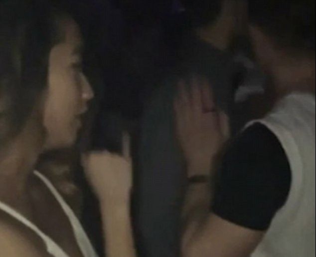 A văzut o fată pe ring și s-a apropiat să-i facă avansuri. Să intre în pământ de rușine când....