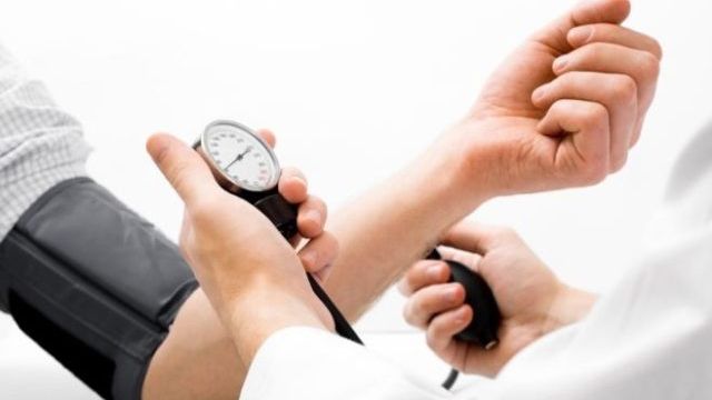 Cum îţi scazi tensiunea în doar 5 minute fără niciun medicament. E aproape un miracol!