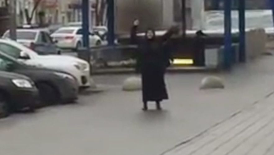 Incident halucinant în Rusia: o femeie în negru, cu un cap de copil în mână, a terorizat Moscova