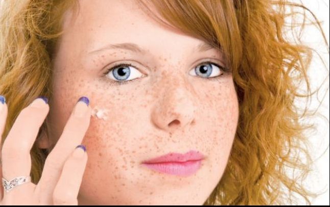 Scapă de pete și pistrui cu două ingrediente banale din bucătărie. Efectele sunt imediate!