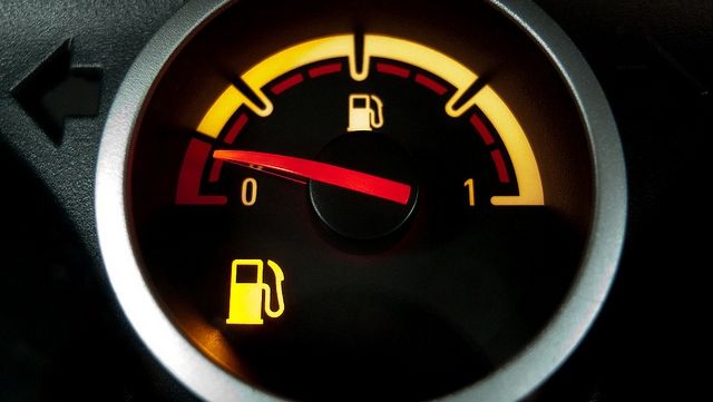 Mulţi şoferi fac această greşeală: de ce să NU mergi cu sub un sfert de rezervor plin în maşină?