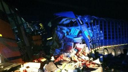 Accident îngrozitor: peste 70 de morţi, după ce un autocar s-a ciocnit cu un TIR