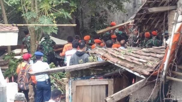 Accident aviatic mortal în Indonezia. Un avion militar s-a prăbuşit peste o casă