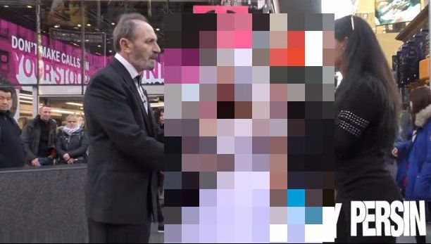 S-a căsătorit la 65 de ani în Times Square. Când au văzut mireasa, oamenii au sărit revoltați