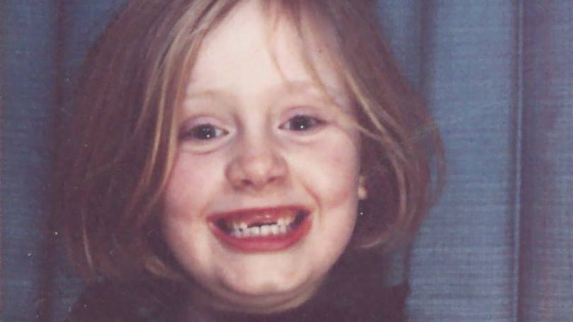 Aşa arăta în copilărie una dintre cele mai cunoscute cântăreţe de azi. O recunoşti?