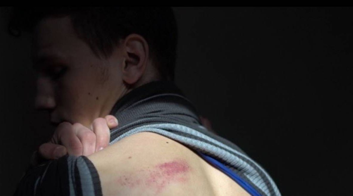 Adolescent din Baia Mare, snopit în bătaie, după ce a postat un comentariu pe Facebook din mall