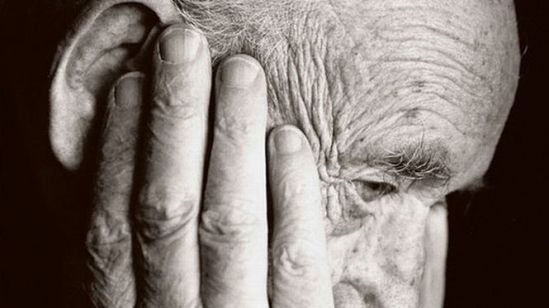 Testul care detectează boala Alzheimer într-un stadiu incipient. Îl poți face acasă! 