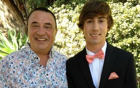 Acest bărbat împlineşte 15 ani LUNI. Fiul lui face, tot atunci, 5. NU e o glumă! Cum e posibil?