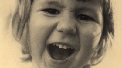 Aşa arăta în copilărie unul dintre cei mai cunoscuţi prezentatori TV de azi. Îl recunoşti?