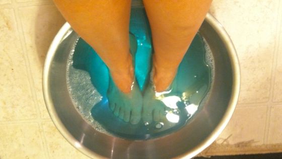 Şi-a ţinut picioarele în apă de gură în fiecare seară, timp de 30 de minute. Efectul este nebănuit