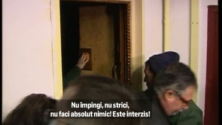 Apartament din Bucureşti, evacuat: era un focar de infecţie. Ce au descoperit gunoierii înăuntru