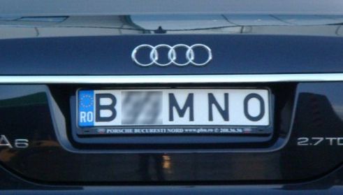 De ce unii şoferi au la maşină numere de înmatriculare cu distanţă mai mare între litere