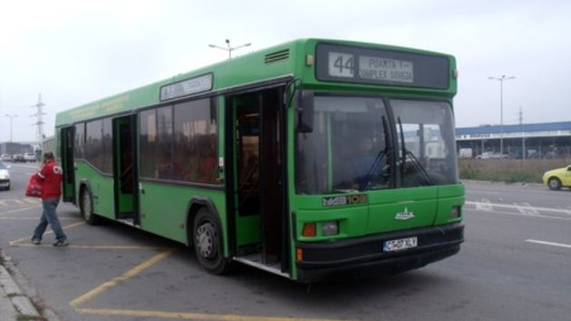 Uluitor! O constănţeancă a căzut din autobuz, după ce şoferul a uitat să închidă uşile