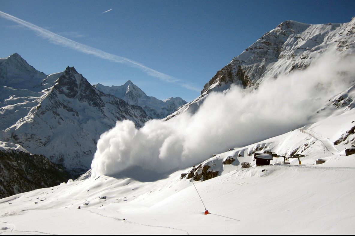 Avalanşă în Alpi. Un mort şi cinci persoane rănite