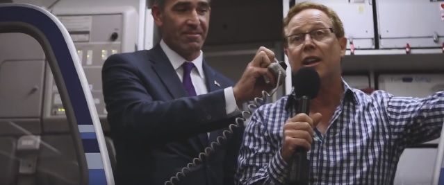 Căpitanul avionului a venit în faţa pasagerilor, a luat microfonul şi a făcut un anunţ INCREDIBIL