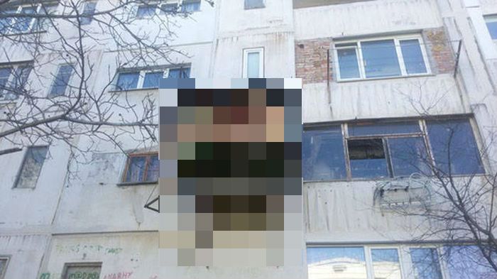 Când vecinii s-au uitat la etajul 2 au încremenit: un balcon nemaivăzut apăruse peste noapte