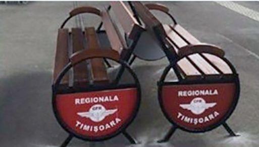 Primarul unui mare oraş a încercat să demonteze placuţele cu numele altui oraş, cu şurubelniţa