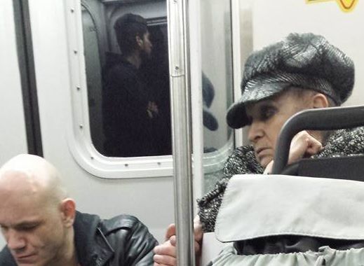 A urcat în metrou tremurând, înjurând. Brusc, ceva tulburător s-a întâmplat. S-a prăbuşit în lacrimi