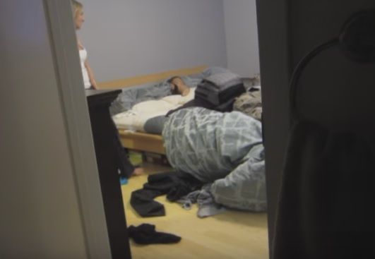 Ghinion! Soţul a venit acasă mai repede şi a găsit-o în pat cu altul. Nu era amantul, ci...surpriză!