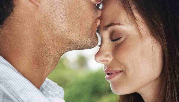 Cum recunoşti personalitatea tipului cu care ieşi, în funcţie de cum te sărută