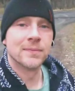 Vorbea cu ea pe chat şi a cerut-o de soţie fără s-o vadă. A ÎNLEMNIT când a întâlnit-o în realitate