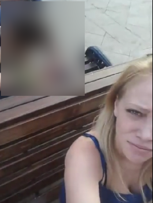 A făcut un selfie, iar rezultatul a fost șocant. Ce se întâmpla în spatele ei