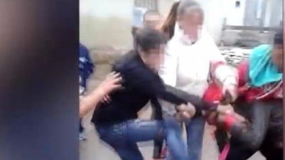 Bătaie cruntă între două eleve de liceu din Iaşi. Ce a găsit paznicul în buzunarul uneia dintre ele