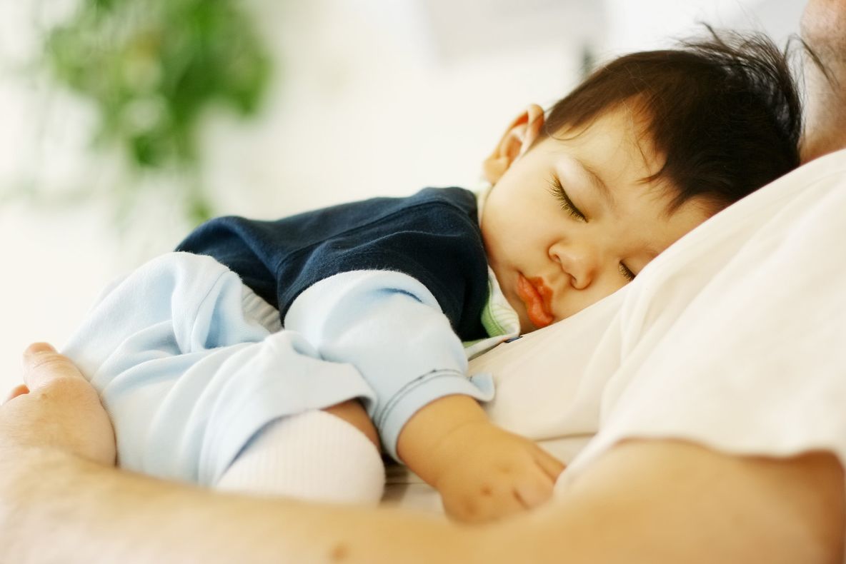 Se schimbă legea, pentru taţi. Ar putea beneficia de 10 zile de concediu paternal