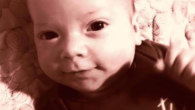 Bebeluşul lor plângea încontinuu. Când i-au dat jos şosetele, au încremenit. Ce avea copilul