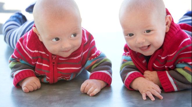 Are gemeni identici și nu-și dă seama care e cel bolnav. Ce soluție a găsit? Uluitor