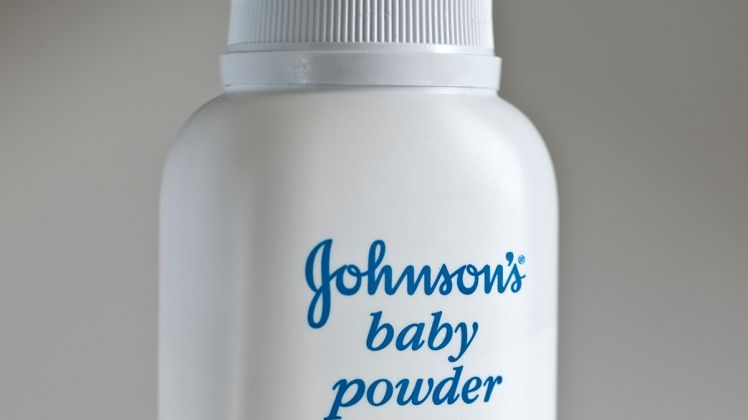 Johnson&Johnson trebuie să plătească 72 mil de dolari. Pudra de talc i-a cauzat cancer 