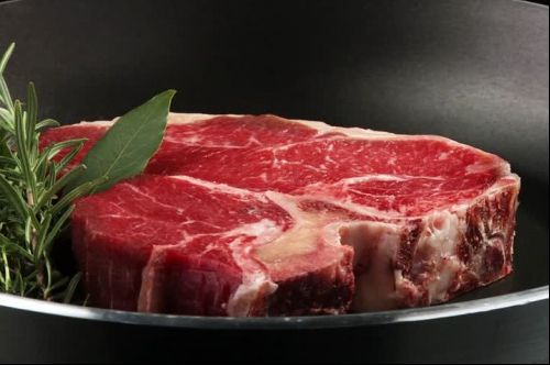 Cum să pregătești friptura perfectă la tigaie. Secretul care o face suculentă