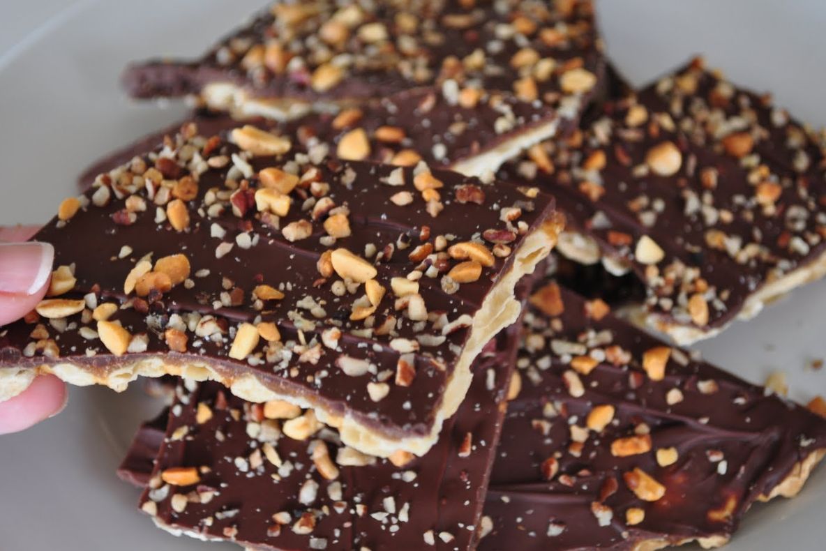 Reţetă. Pune biscuiți într-o tavă, apoi îi acoperă cu ciocolată de casă. Este absolut delicios