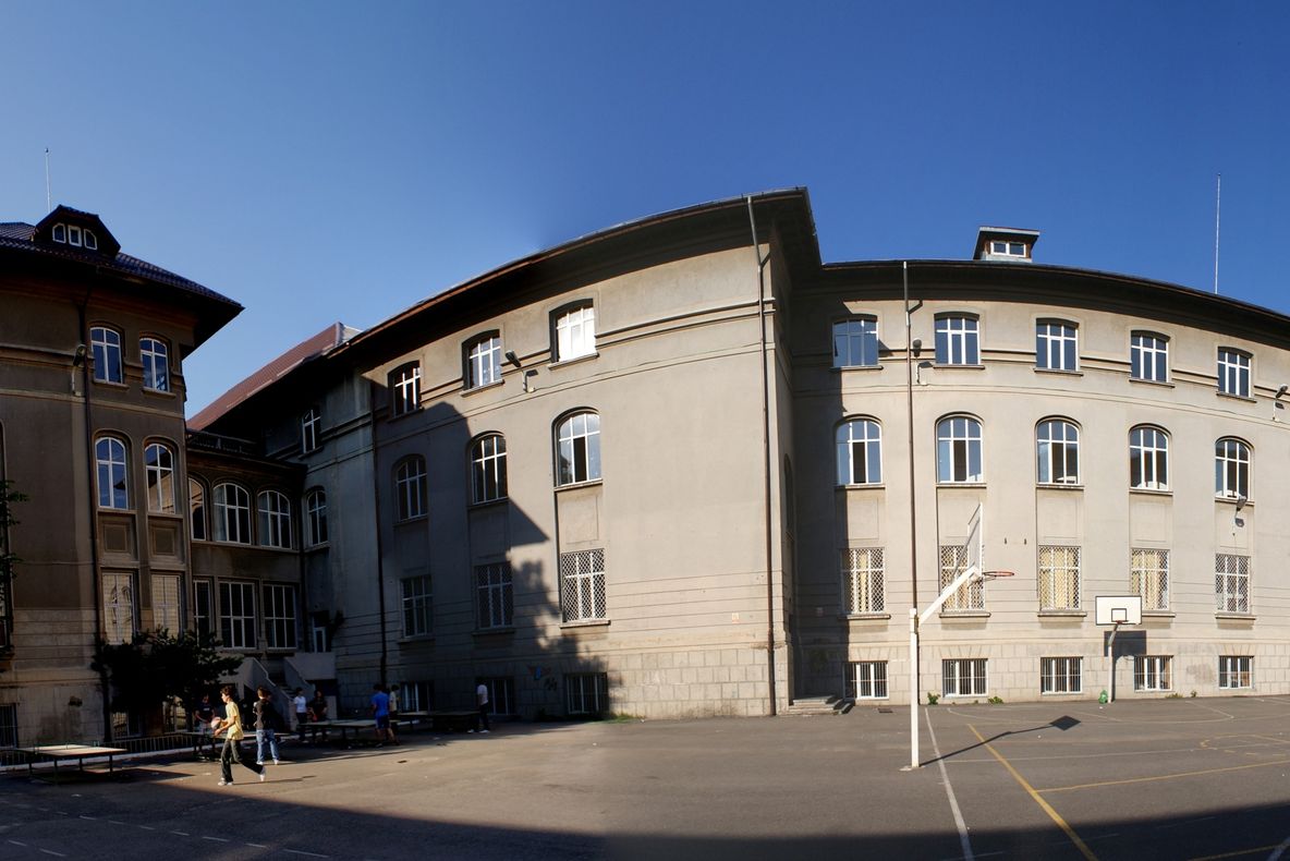 Abuz grotesc într-un liceu prestigios din Bucureşti: "Cine vrea nota mai mare, să se târască..."