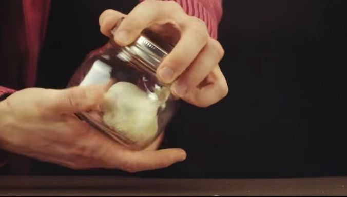 A pus o căpățână de usturoi într-un borcan și a început să îl agite. Ce a urmat e uluitor