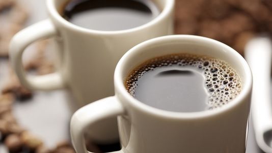 Care este legătura între sânii mici şi cafea. Cercetătorii explică  